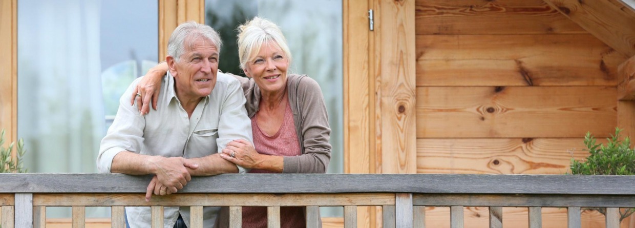 Stel kijkt vanaf het balkon