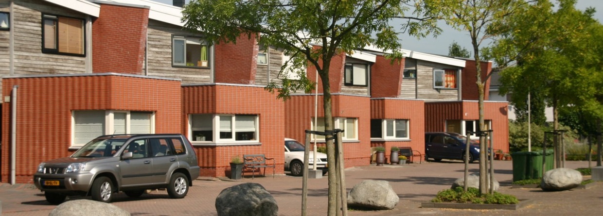 Rij huizen met auto ervoor