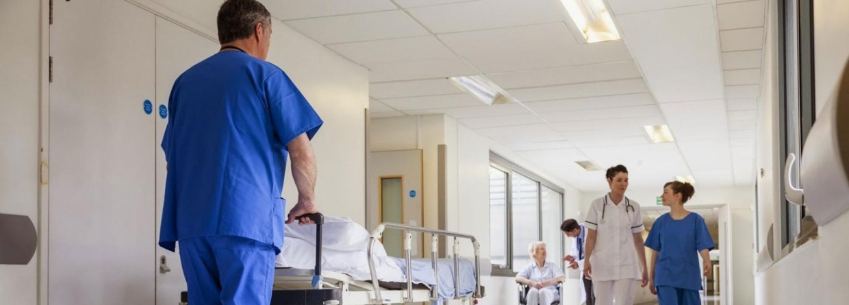 zusters en dokters lopen door de ziekenhuishal