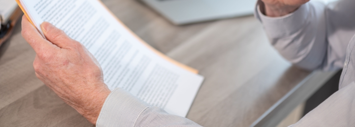 Miljoenennota 2027 ondernemer is document aan het lezen achter zijn bureau